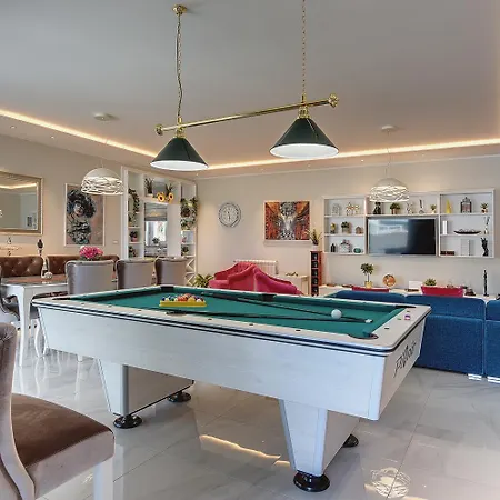 Holiday home Mit Privatem Pool, Eigener Crossfit-halle, Billard Premantura